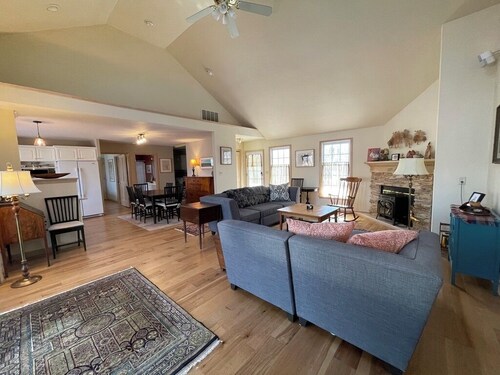 Peaceful, Spacious, Artsy Home in woods , 5 min to Kirksville & 1000 Hills Lake