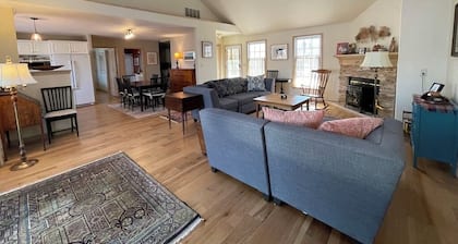 Peaceful, Spacious, Artsy Home in woods , 5 min to Kirksville & 1000 Hills Lake