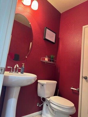 Sèche-cheveux, savon, papier toilette