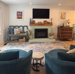 Living area - Deep Cove Ripple Retreat (North Vancouver)