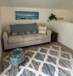 Living area - Deep Cove Ripple Retreat (North Vancouver)