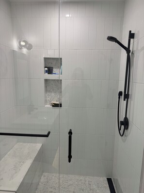 Dusche, Haartrockner, Handtücher, Seife