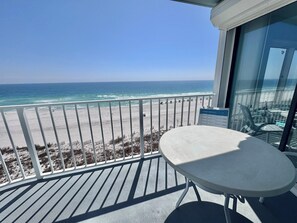 Outdoor dining - Welcome to Paradise! This 2/2 Prime Beach getaway awaits you ~~~ (Orange Beach)
