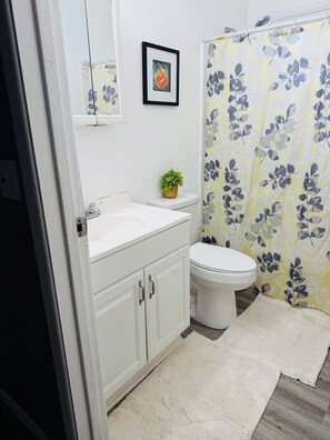 Bathroom - Cozy Furnished 3BR • Cul‑de‑Sac • Spacious Yard for Kids & Pets (Dayton)