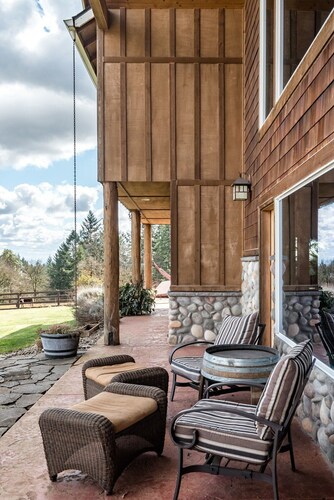 Roosters Coop - Wine Country at a Rustic, Lodge Style Retreat with Hot Tub & Pool