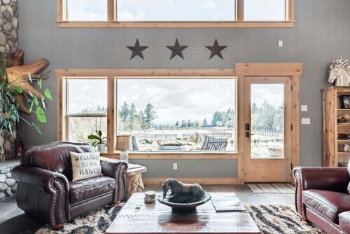 Roosters Coop - Wine Country at a Rustic, Lodge Style Retreat with Hot Tub & Pool