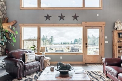 Roosters Coop - Wine Country at a Rustic, Lodge Style Retreat with Hot Tub & Pool
