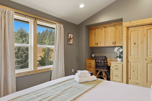 Roosters Coop - Wine Country at a Rustic, Lodge Retreat with Hot Tub, Pool & More