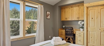 Roosters Coop - Wine Country at a Rustic, Lodge Retreat with Hot Tub, Pool & More