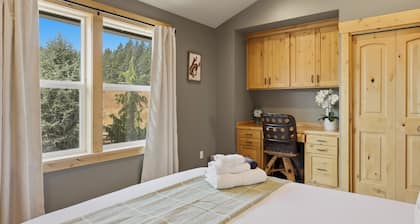 Roosters Coop - Wine Country at a Rustic, Lodge Retreat with Hot Tub, Pool & More