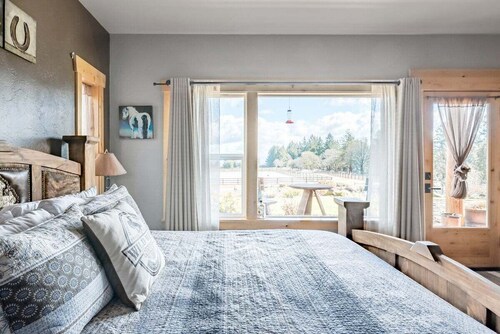 Roosters Coop - Wine Country at a Rustic, Lodge Style Retreat