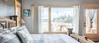 Roosters Coop - Wine Country at a Rustic, Lodge Style Retreat