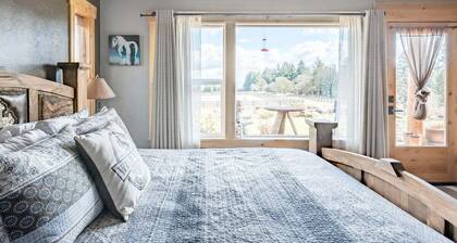 Roosters Coop - Wine Country at a Rustic, Lodge Style Retreat