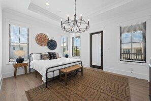 4 habitaciones, tabla de planchar con plancha, wifi y ropa de cama 
