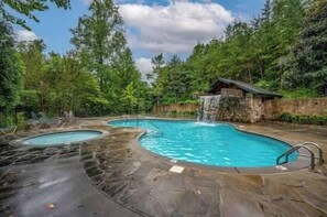 Pool - Sleeps 16 Showtime Patio Bowling Community Pool (Gatlinburg)