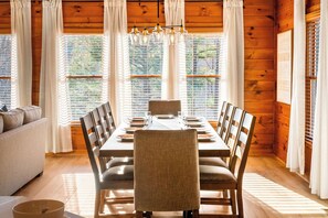 Dining - Sleeps 16 Showtime Patio Bowling Community Pool (Gatlinburg)