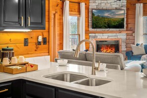 Interior - Sleeps 16 Showtime Patio Bowling Community Pool (Gatlinburg)