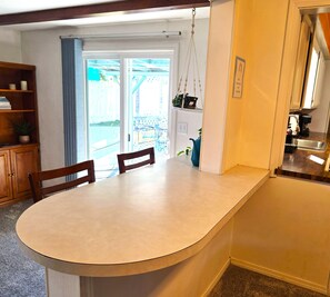 Dining - Welcoming 3-bedroom, 3 Queen beds, 2 bath Home  in Charming Klamath Falls, OR (Klamath Falls)