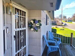 Terrace/patio - Welcoming 3-bedroom, 3 Queen beds, 2 bath Home  in Charming Klamath Falls, OR (Klamath Falls)