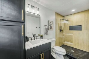 Shower, hair dryer, towels - Comfy Atlanta Retreat (Atlanta)