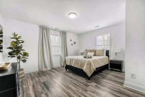 3 bedrooms, desk, iron/ironing board, WiFi - Comfy Atlanta Retreat (Atlanta)