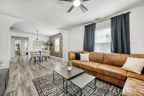 TV, offices - Comfy Atlanta Retreat (Atlanta)