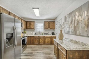 Fridge, microwave, oven, stovetop - Comfy Atlanta Retreat (Atlanta)