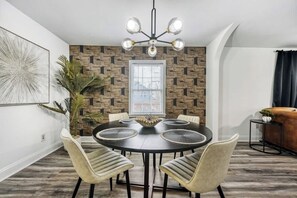 Dining - Comfy Atlanta Retreat (Atlanta)