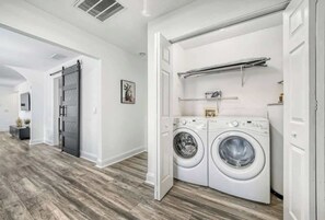 Interior - Comfy Atlanta Retreat (Atlanta)