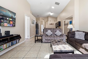 Smart-tv och ett bordtennisbord