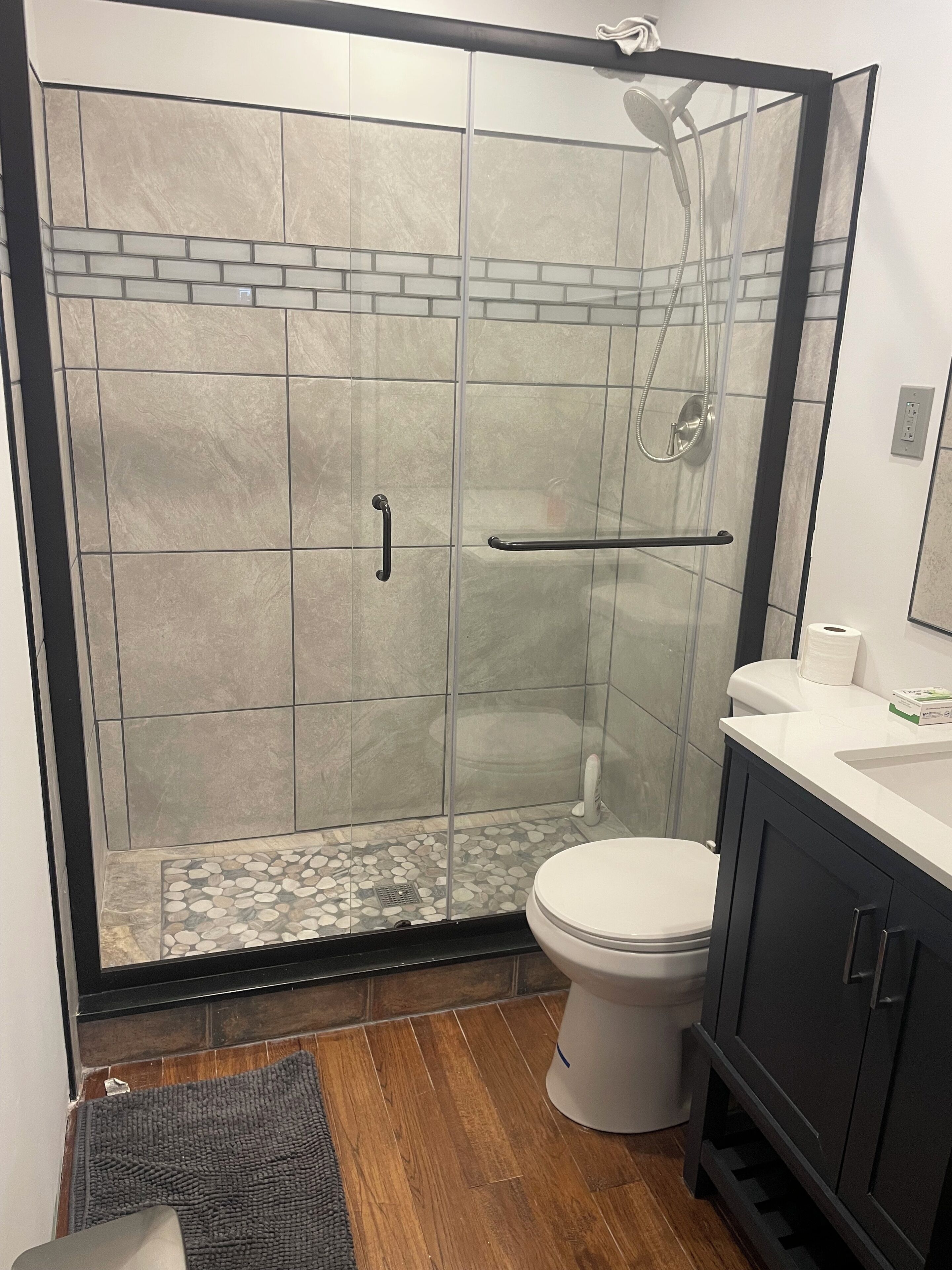 Haartrockner, Handtücher, Seife, Toilettenpapier