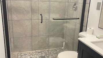 Haartrockner, Handtücher, Seife, Toilettenpapier