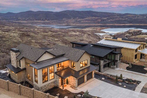 Luxury Mountain Retreat, Nearby Ski Access, Private Hot Tub, Lake Views, Sleeps 18!