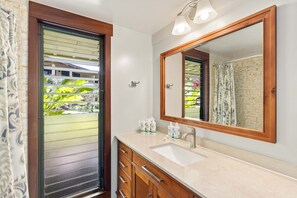 Shower, hair dryer, towels, shampoo - Nihi Kai Villas 700 Ocean Views AC (Koloa)