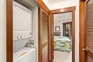 2 bedrooms, desk, iron/ironing board, travel cot - Nihi Kai Villas 700 Ocean Views AC (Koloa)
