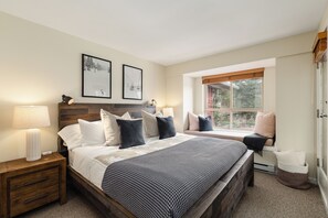 Room - Cozy Whistler Townhouse (Symphony), steps to village ski lifts and bike trails (Whistler)