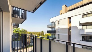 A modern apartment building with balconies, large windows, and a clear view of the surrounding area. - Szczecin Bronowicka Modern Apartment (Szczecin)