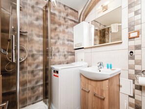 Douche, séchoir à cheveux, serviettes fournies