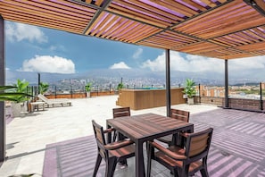 Apartment, 3 Schlafzimmer, Raucher, eigener Pool | Speisen im Freien