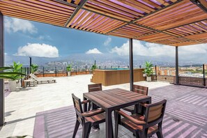 Apartamento, 3 quartos, para fumantes, piscina particular | Opções para refeição ao ar livre