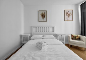 1 slaapkamer, een strijkplank/strijkijzer, wifi, beddengoed