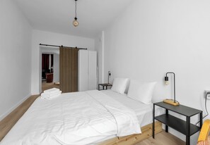 2 bedrooms, iron/ironing board, WiFi, bed sheets - Ochota Kopińska Homely Apartment (Warszawa)