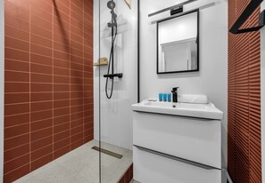 Douche, sèche-cheveux, serviettes fournies