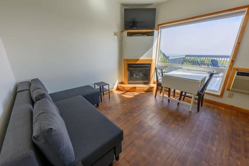 Resort room with two beds and a full kitchen and hottub access