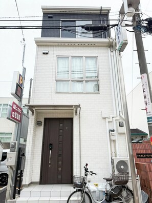 Exterior detail - 5min walk to Tsuruhashi station near onsen and shopping streets (Osaka)