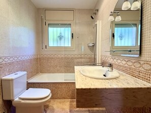 Shower, hair dryer, towels - Calma Mar by Costabravaway (Sant Feliu de Guíxols)