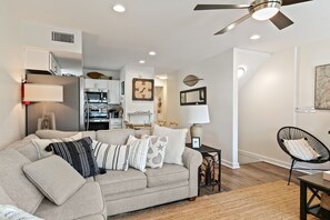 Living area - Laguna Bella B7 2BR Gulf Shores Townhouse - Steps to Beach & Bay (Gulf Shores)