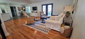 Smart TV - Family-Friendly 5BR Lake Hartwell Lakefront Getaway with Dock ~ Sunset Shores (Martin)