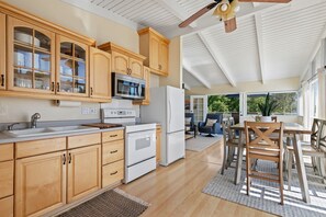 Fridge, microwave, oven, stovetop - Perfect Getaway Nestled Between Ocean and Park Views! (Santa Barbara)