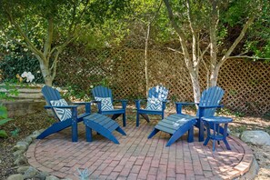Terrace/patio - Perfect Getaway Nestled Between Ocean and Park Views! (Santa Barbara)